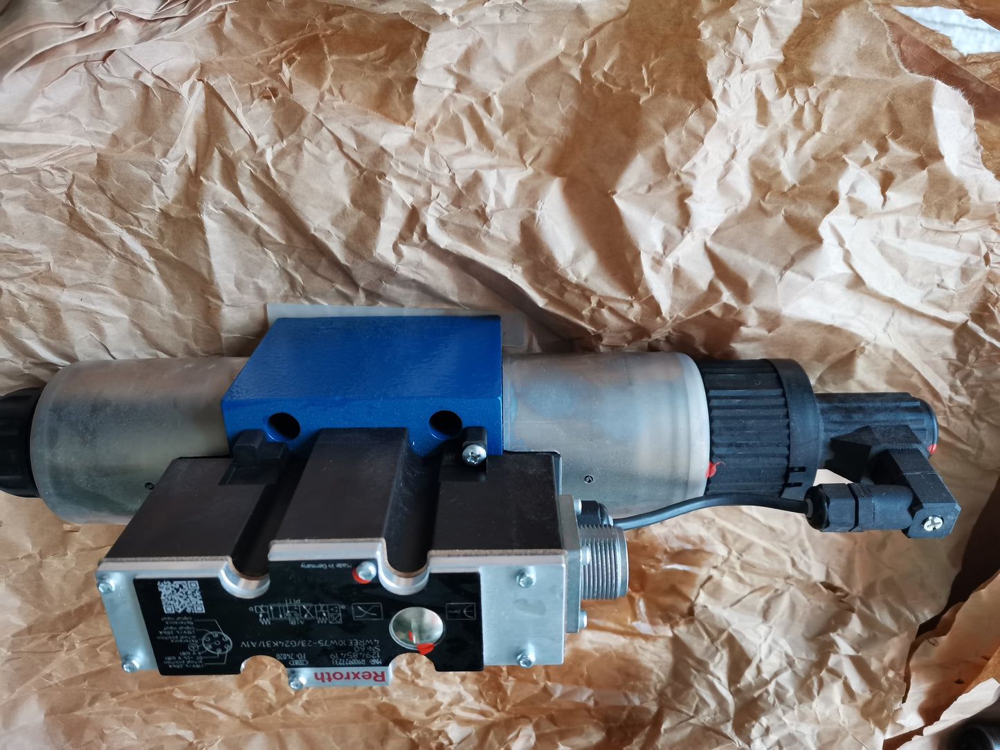 R900927233  Bosch Rexroth PROPORTIONAL DIRECTIONAL VALVE 4WREE10W75-2X/G24K31/A1V